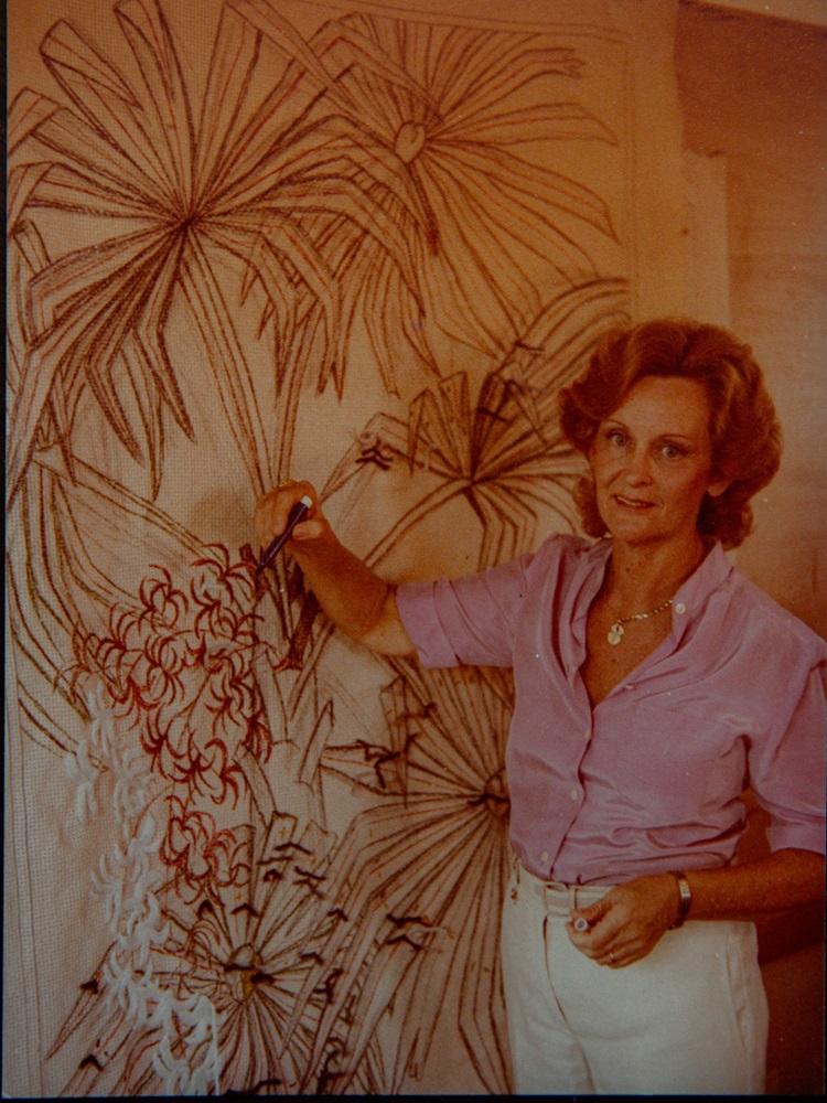 Na imagem, registro da artista da tapeçaria Guiomar Marinho, agraciada com o Troféu Sereia de Ouro 2025