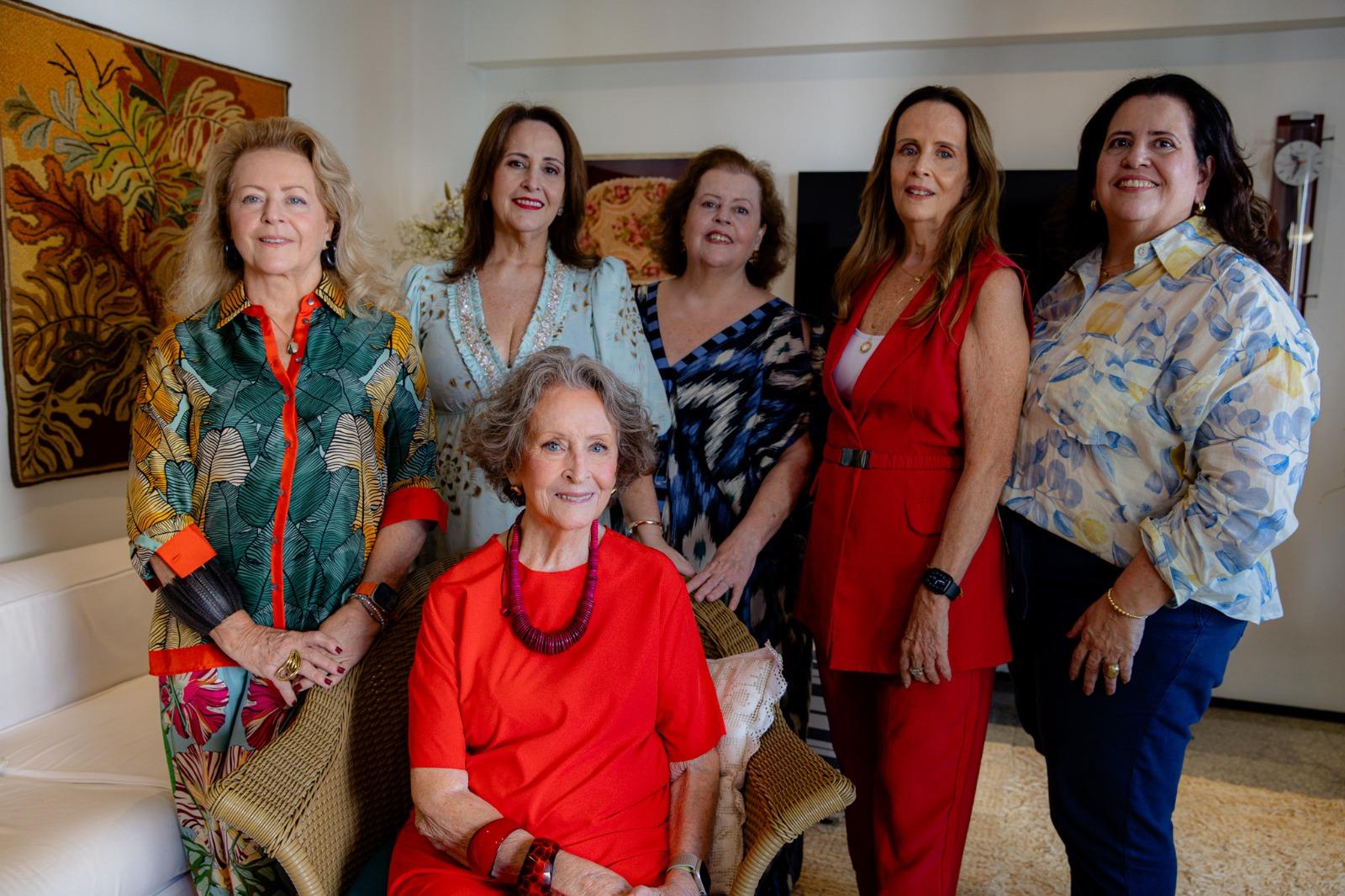 Na imagem, a artista da tapeçaria Guiomar Marinho, agraciada com o Troféu Sereia de Ouro, rodeada das cinco filhas