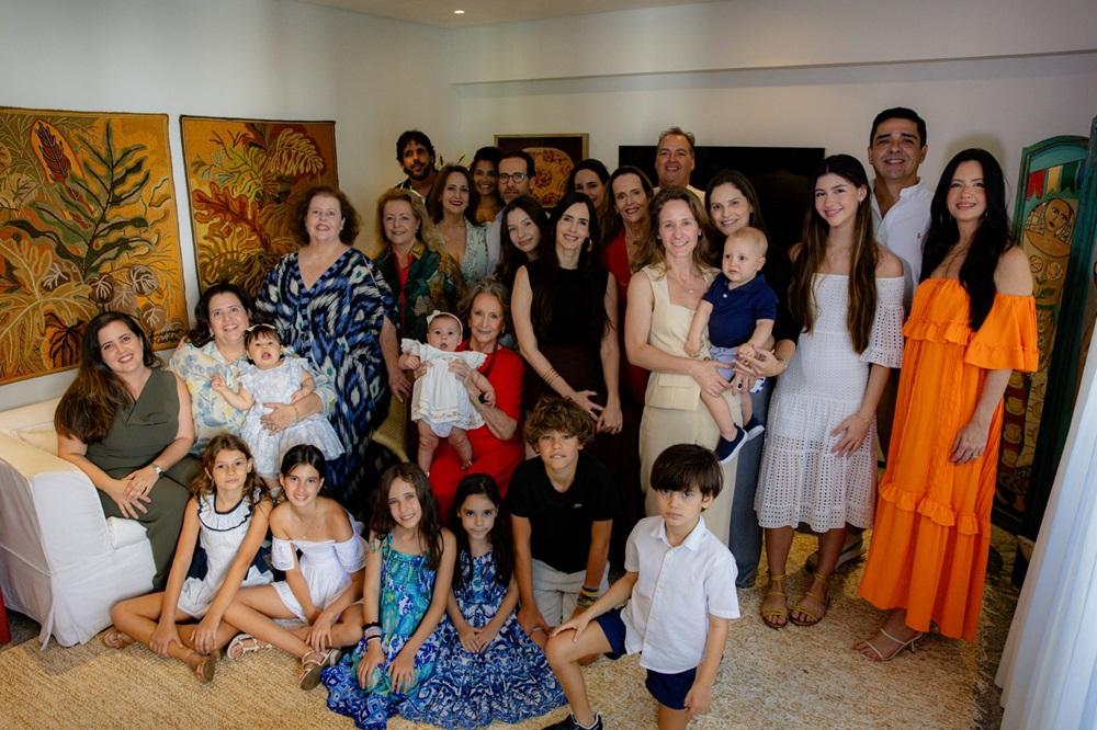 Na imagem, a família de Guiomar Marinho, artista da tapeçaria agraciada com o Troféu Sereia de Ouro 2025, reunida