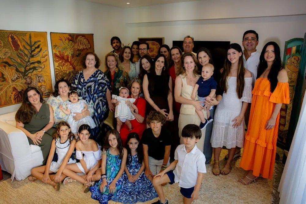 Na imagem, a família de Guiomar Marinho, artista da tapeçaria agraciada com o Troféu Sereia de Ouro 2025, reunida