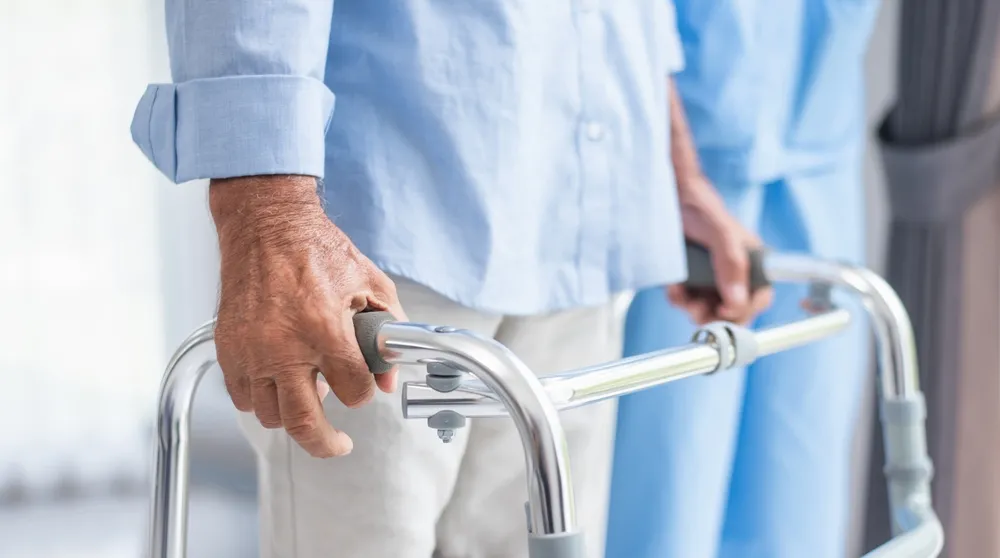 Em muitos casos, a ELA causa fraqueza muscular, câimbras excessivas e perda na capacidade de movimentos dos pacientes diagnosticados