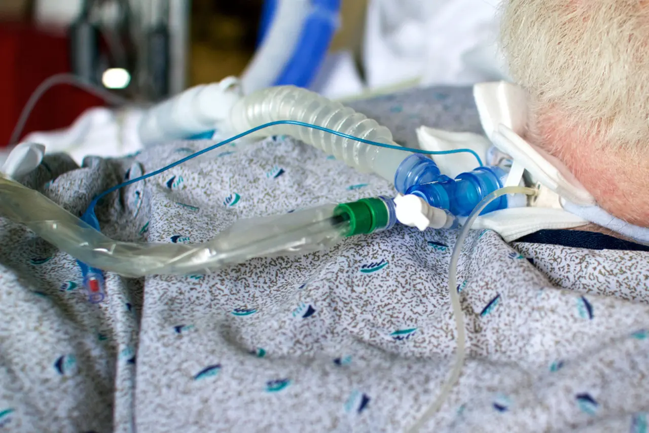 Homem idoso internado com o auxílio de ventilação mecânica