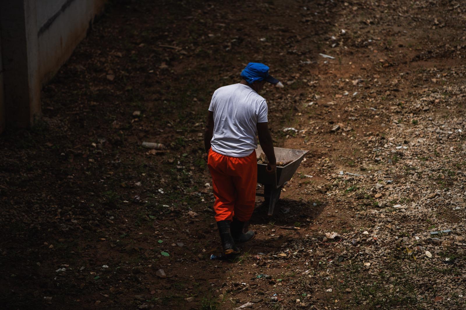 Foto mostra um detento trabalho no sistema penitenciário cearense