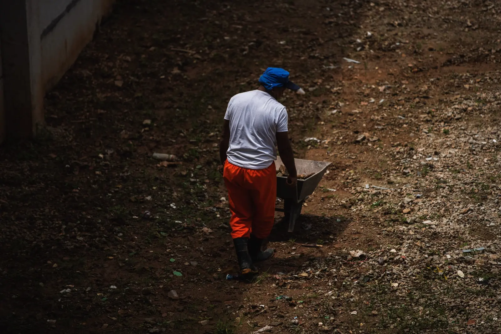Foto mostra um detento trabalho no sistema penitenciário cearense