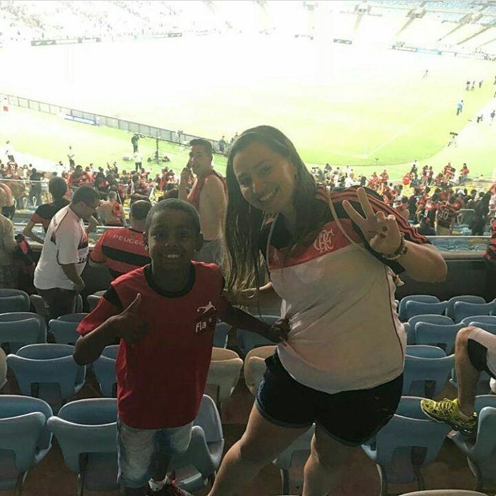 Foto de Isaac Gomes e sua mãe Thayane