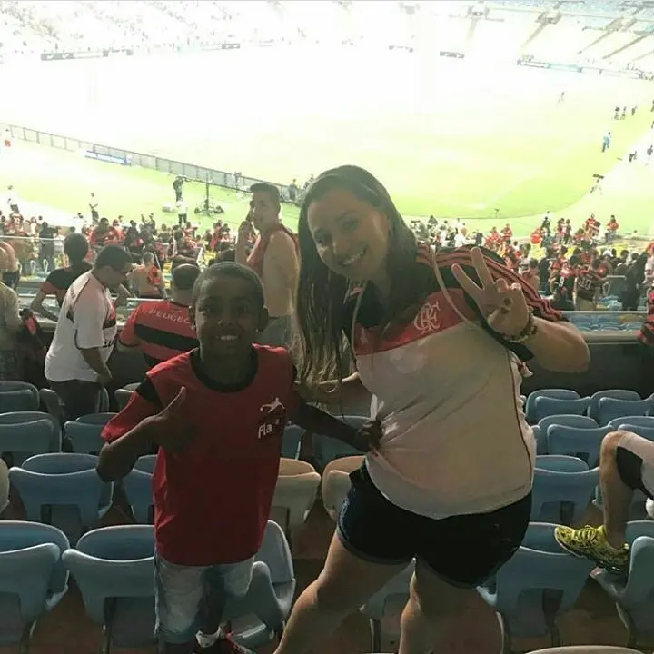 Foto de Isaac Gomes e sua mãe Thayane