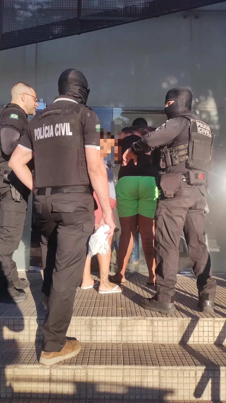 pessoas sendo presas em operação da polícia civil no Ceará