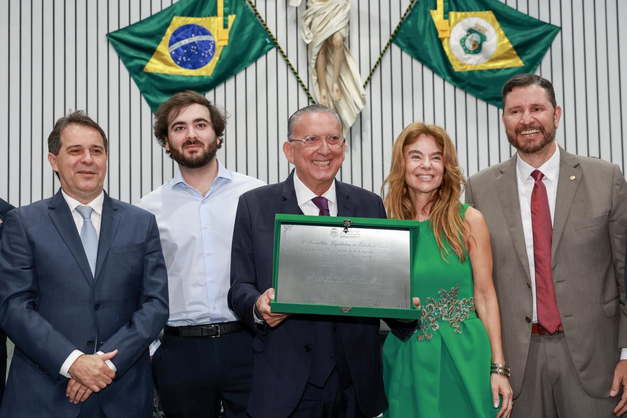 Galvão Bueno ao lado de familiares, do deputado Romeu Aldigueri e do prefeito de Fortaleza, Evandro Leitão