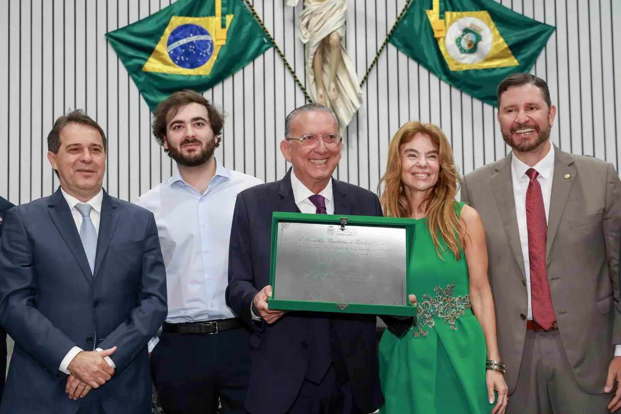 Galvão Bueno ao lado de familiares, do deputado Romeu Aldigueri e do prefeito de Fortaleza, Evandro Leitão