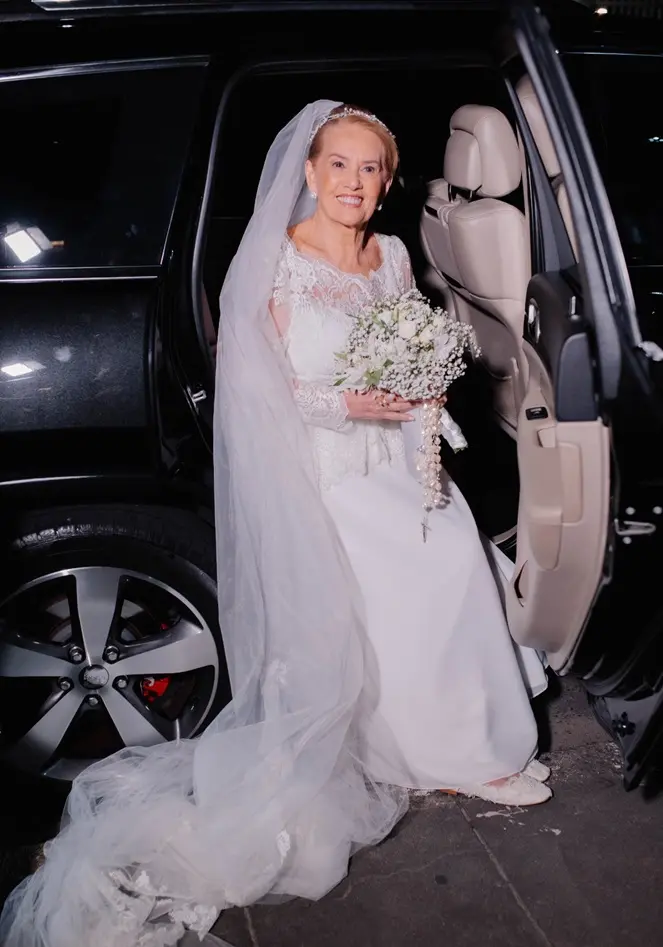 Na imagem, a idosa Zoraide Diniz durante cerimônia de casamento com Márlio Pelosi em Fortaleza