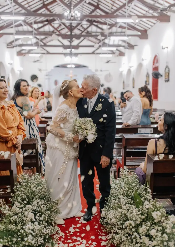 Na imagem, o casal de idosos Zoraide Diniz e Márlio Pelosi, que casou aos 80 anos em Fortaleza