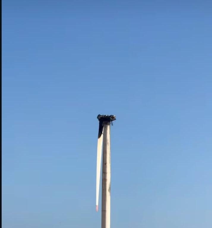 Torre eólica pega fogo e pás se desprendem no Ceará