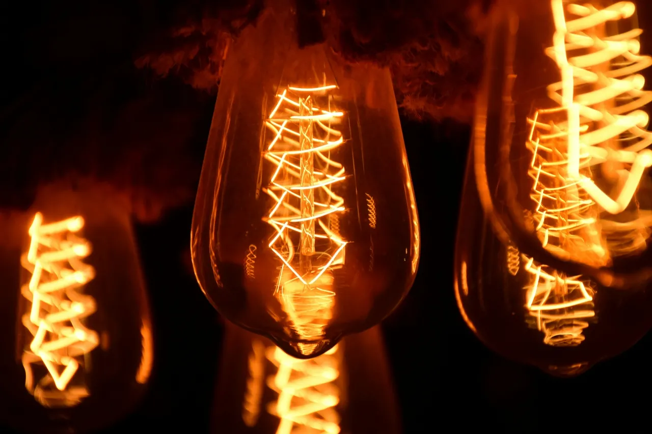 o Ceará tem 99,6% dos domicílios das áreas urbanas com energia elétrica, enquanto as áreas rurais têm 99,5%