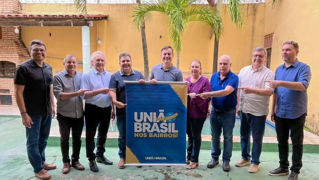 Capitão Wagner ao lado de parlamentares do União Brasil. Grupo segura e aponta para banner da legenda