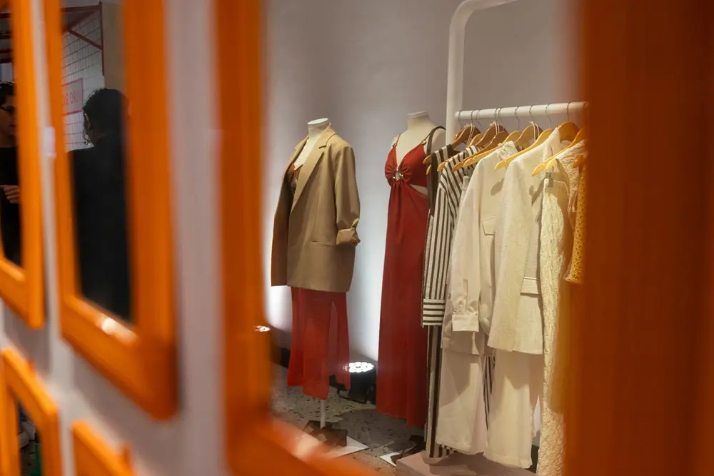 Na imagem, arara de roupas com peças da nova coleção primavera-verão da Renner