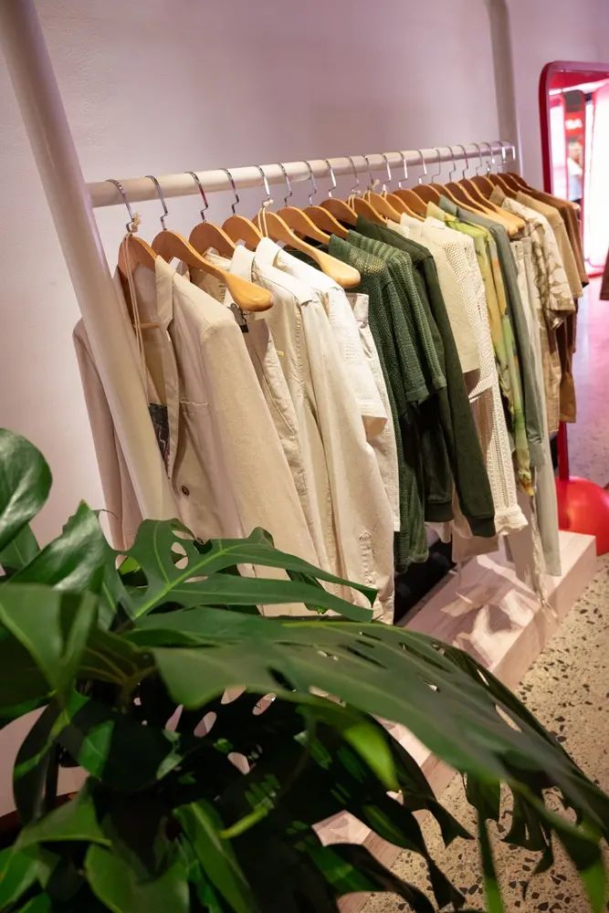 Na imagem, arara com peças da nova coleção primavera-verão da Renner