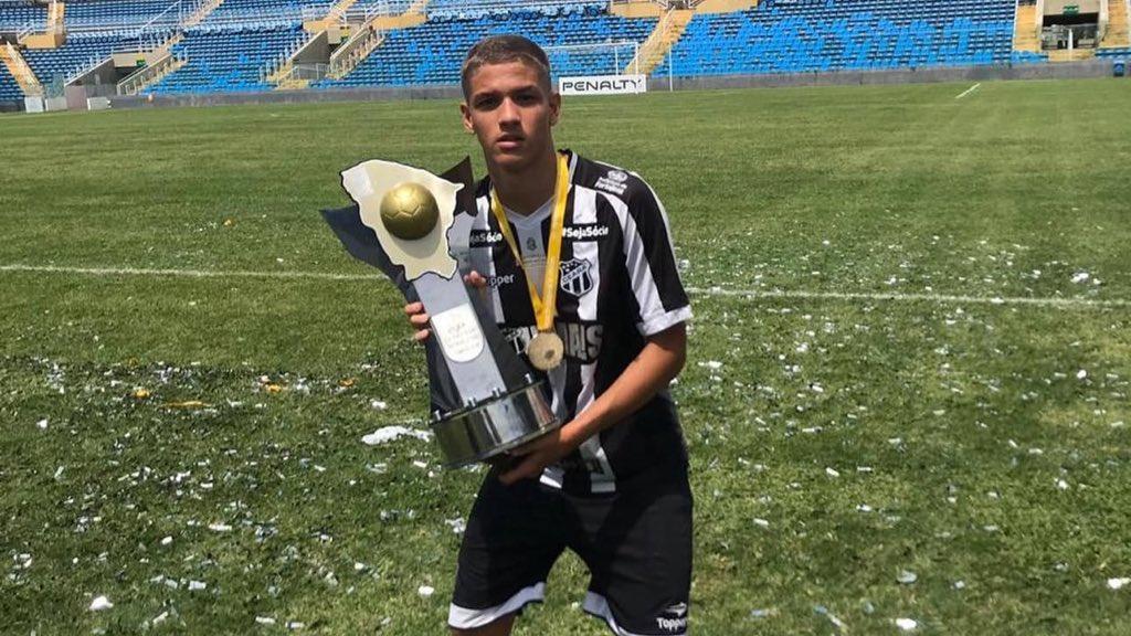 Lucca exibe troféu conquistado pelo Ceará quando atuava na base