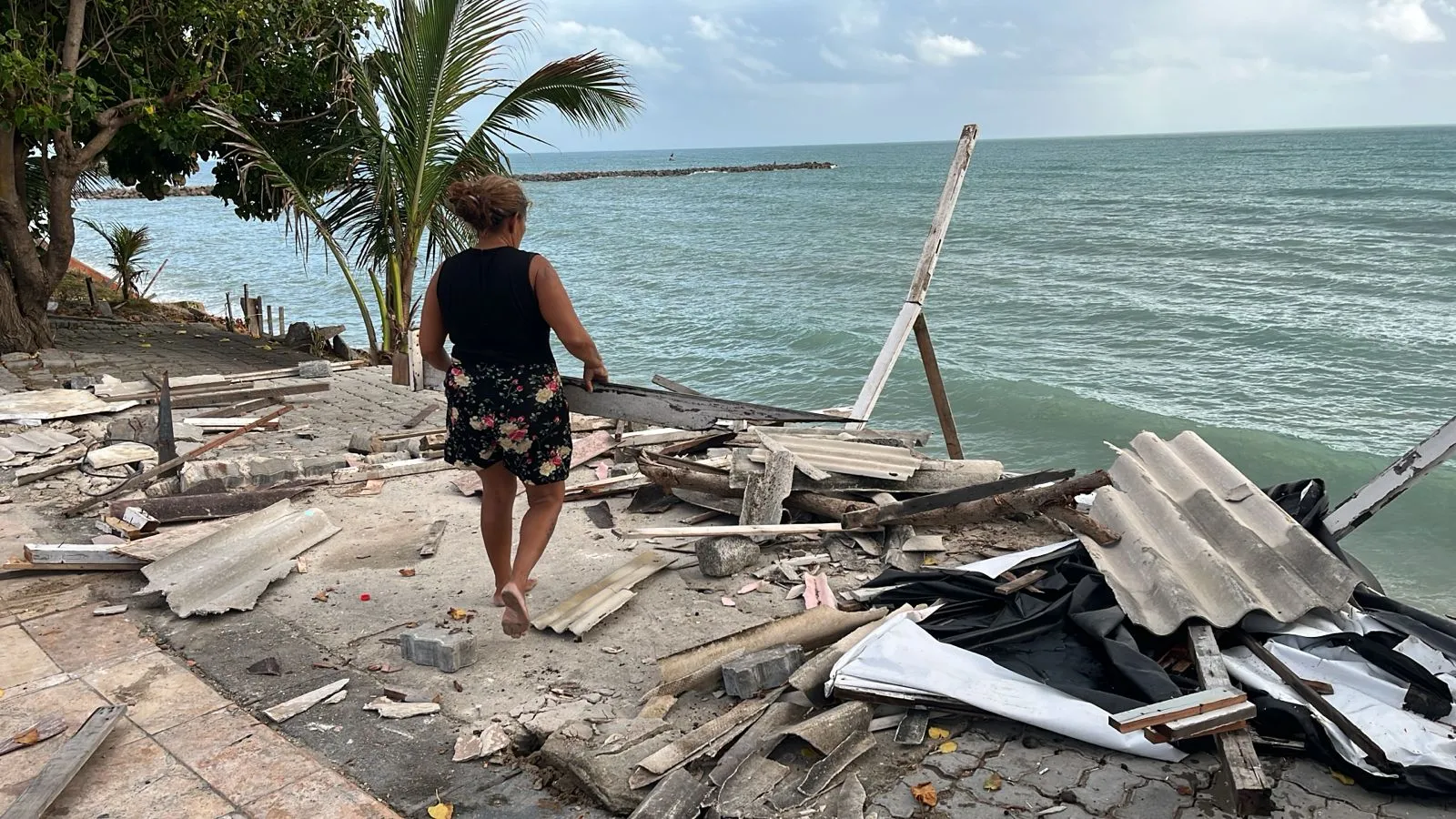 Moradores recolhem destroços da estrutura