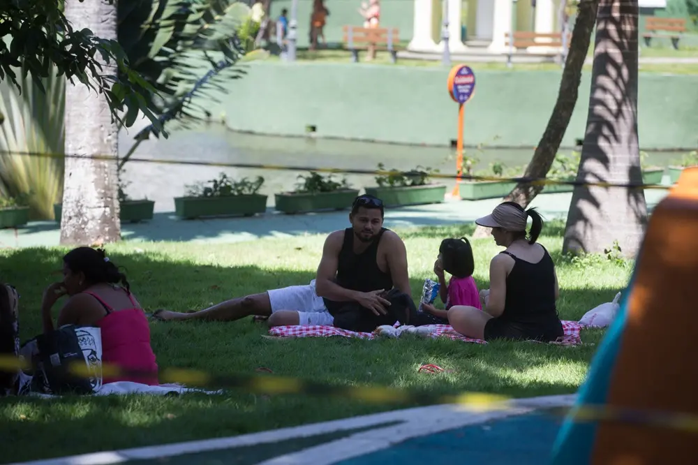 Na imagem, família reunida fazendo piquenique na Cidade da Criança, equipamento recém-inaugurado pela Prefeitura de Fortaleza no Centro da cidade