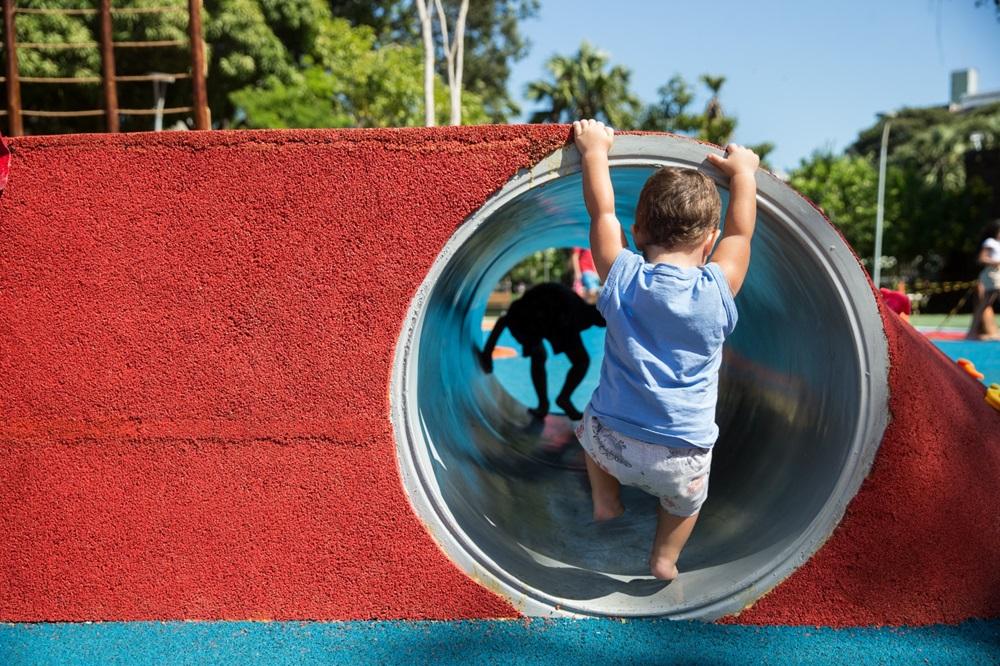Na imagem, criança brincando em um dos circuitos da Cidade da Criança, equipamento recém-inaugurado da Prefeitura de Fortaleza no Centro da cidade