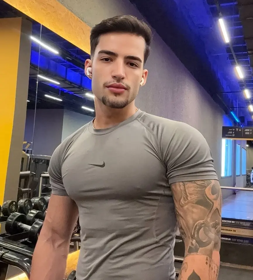 Imagem mostra Ryan Silveira, brasileiro encontrado desacordado ao lado do corpo de Yago Luiz de Campos e Silva em piscina na Grécia