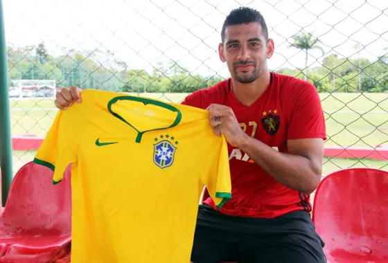 Diego Souza, do Sport, exibe camisa do Brasil