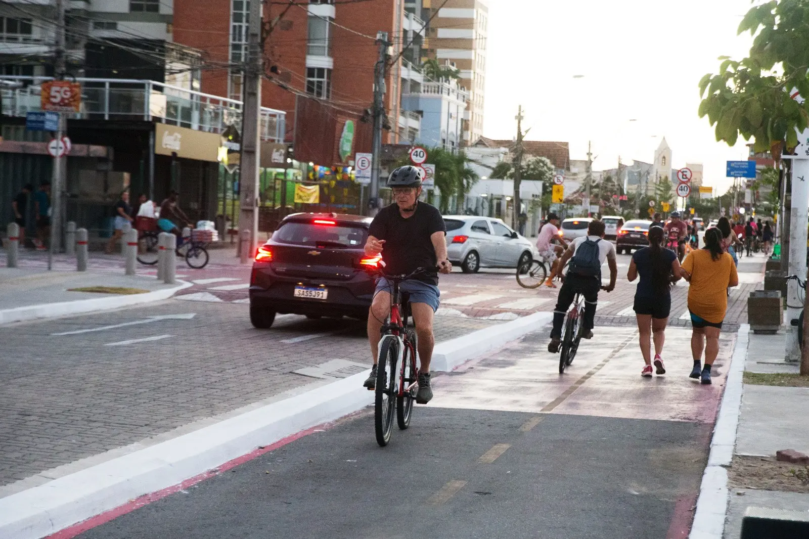 Ciciclistas e corredores na ciclofaixa compartilhada