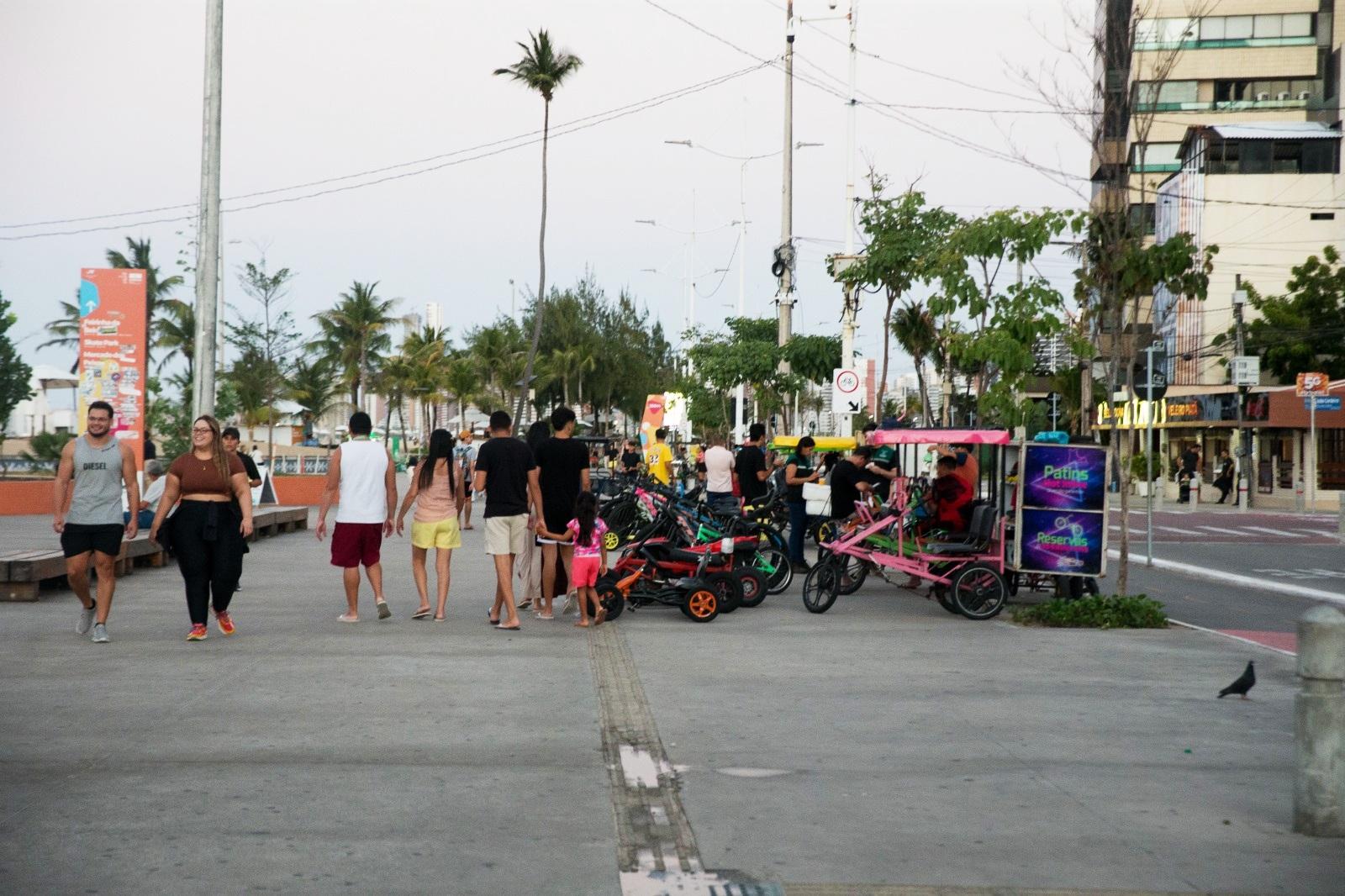 Calçadão da Beira-Mar, com triciclos, patins e outros equipamentos expostos para locação