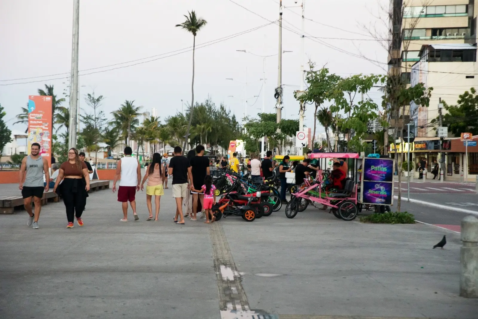 Calçadão da Beira-Mar, com triciclos, patins e outros equipamentos expostos para locação