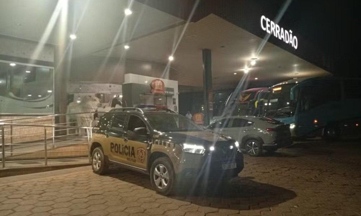 Mulher corre pedindo ajuda a PMs após ser sequestrada e estuprada pelo ex-companheiro; veja vídeo