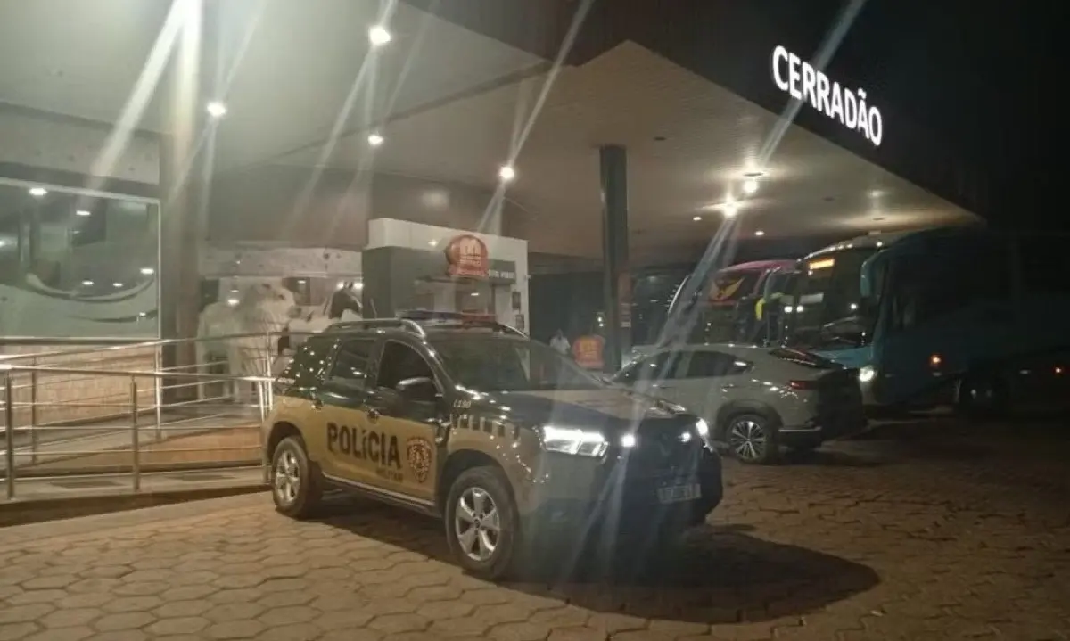 Mulher corre pedindo ajuda a PMs após ser sequestrada e estuprada pelo ex-companheiro; veja vídeo