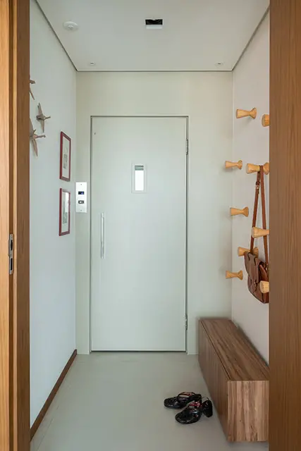 Ganchos amadeirados com design elegante para pendurar bolsas, bonés e afins, além de de um banco sapateira.