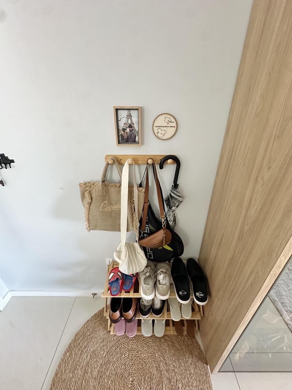 Mini hall de entrada da minha casa com cabideiro, tapete e afeto.