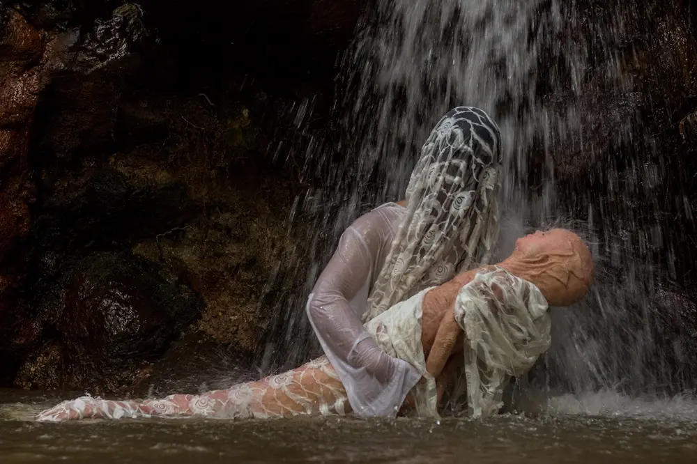 Na imagem, o artista plástico Davi Ângelo com uma de suas criações, uma sereia produzida aos moldes das lendas contadas no Ceará