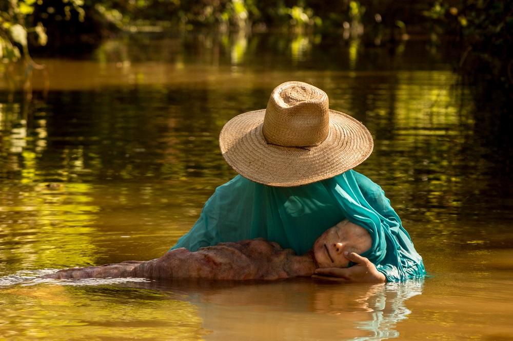 Na imagem, o artista plástico Davi Ângelo com uma de suas produções, uma sereia criada em conformidade com as lendas e contos do Ceará