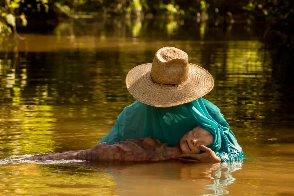Na imagem, o artista plástico Davi Ângelo com uma de suas produções, uma sereia criada em conformidade com as lendas e contos do Ceará