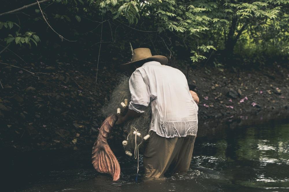 Na imagem, o artista plástico cearense Davi Ângelo com uma de suas criações, uma sereia produzida em conformidade com as lendas e contos do Ceará