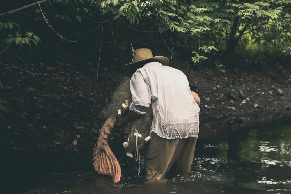 Na imagem, o artista plástico cearense Davi Ângelo com uma de suas criações, uma sereia produzida em conformidade com as lendas e contos do Ceará