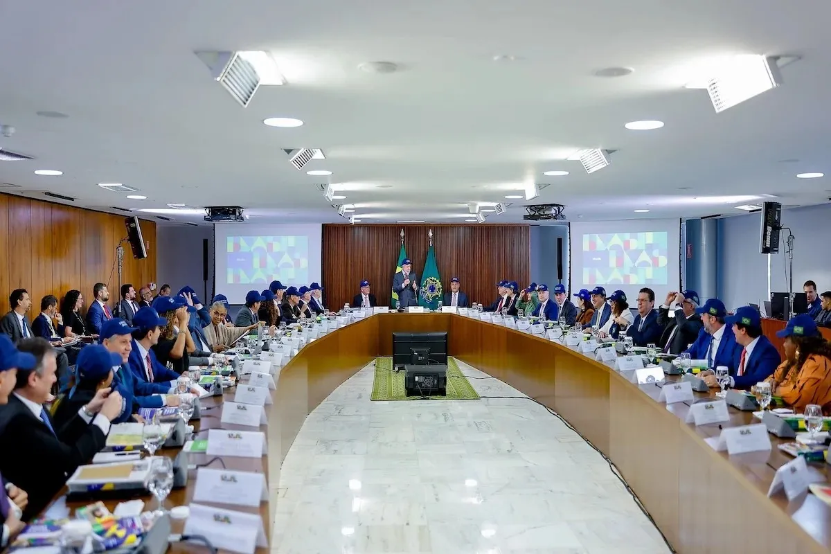 Em reunião ministerial realizada na última terça-feira (26), todos os ministros do Governo Lula usavam boné azul escrito 