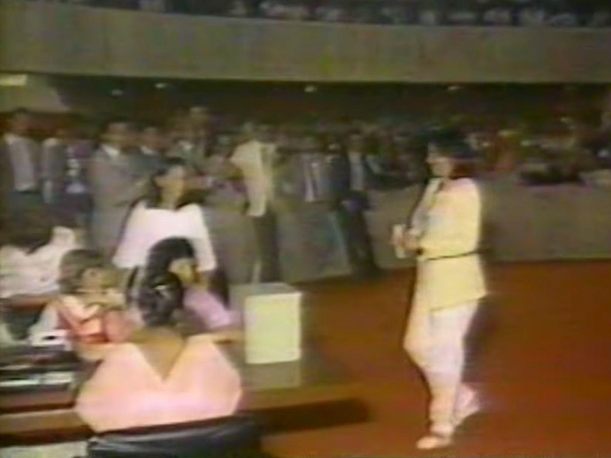 Maria Luiza Fontenele durante uma votação na Assembleia Legislativa, utilizando calça comprida