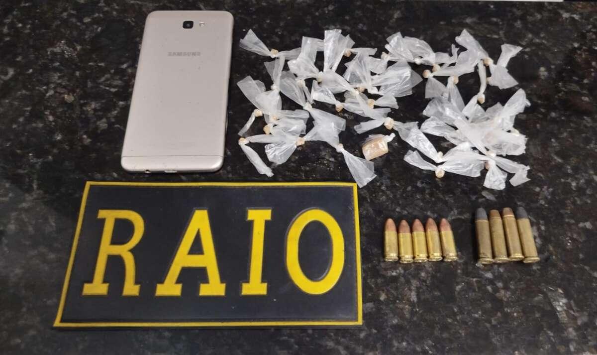 Cinco munições de calibre 9 mm, quatro munições de calibre 38, um aparelho celular e 39 embalagens de crack