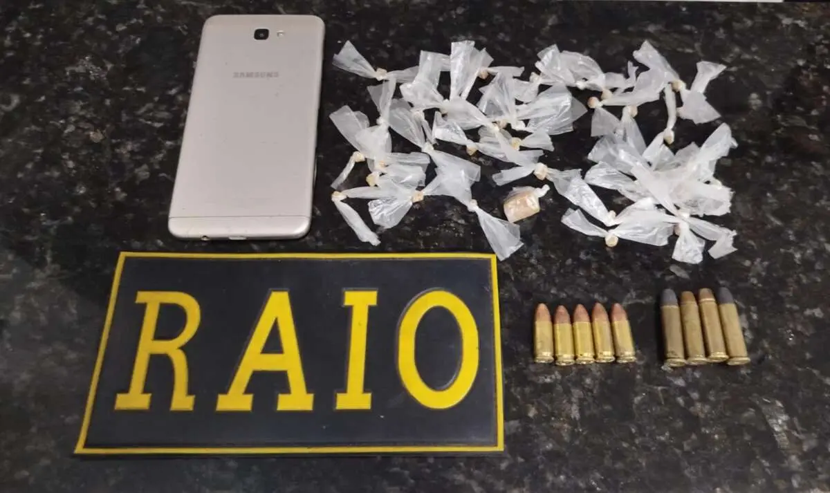 Cinco munições de calibre 9 mm, quatro munições de calibre 38, um aparelho celular e 39 embalagens de crack