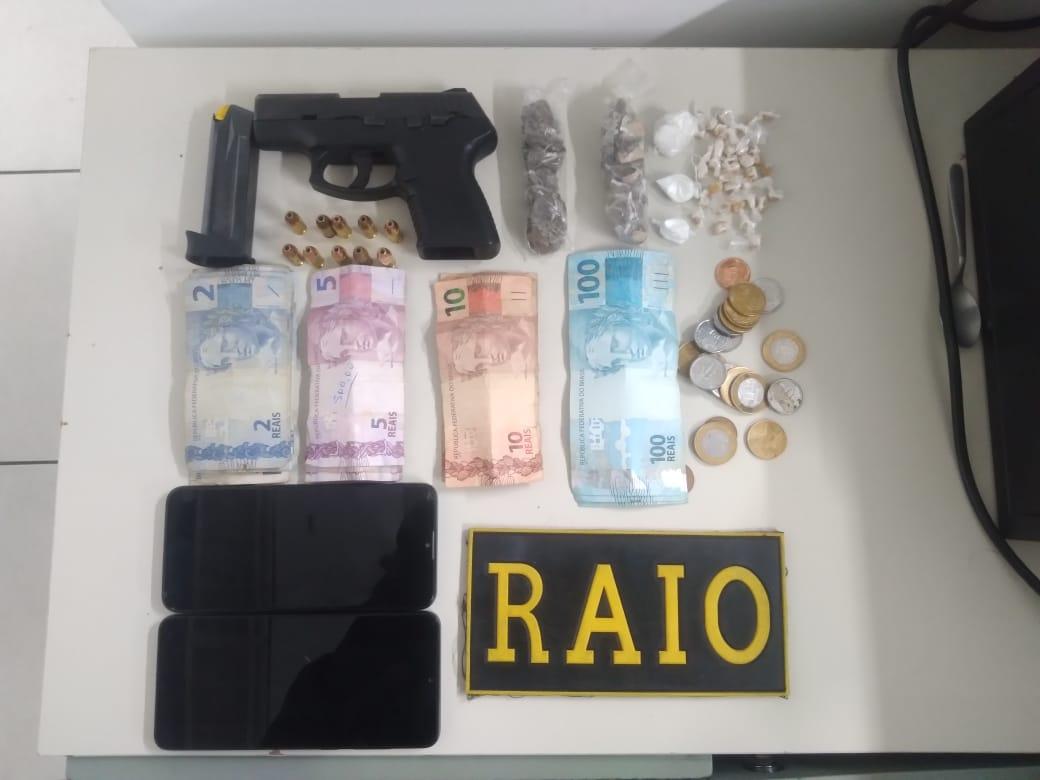 Pistola calibre 380, 10 munições de calibre 380, dois aparelhos celulares, 36 embalagens de crack, 20 embalagens de maconha e cerca de seis gramas de cocaína, além de uma quantia em dinheiro.