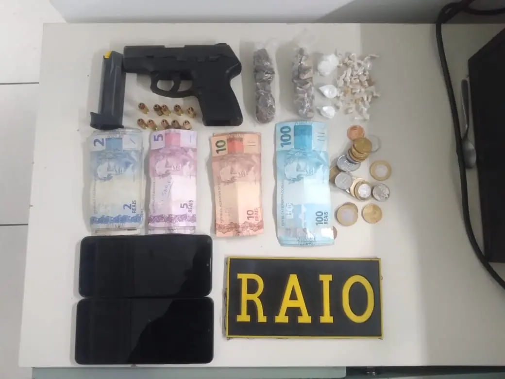Pistola calibre 380, 10 munições de calibre 380, dois aparelhos celulares, 36 embalagens de crack, 20 embalagens de maconha e cerca de seis gramas de cocaína, além de uma quantia em dinheiro.