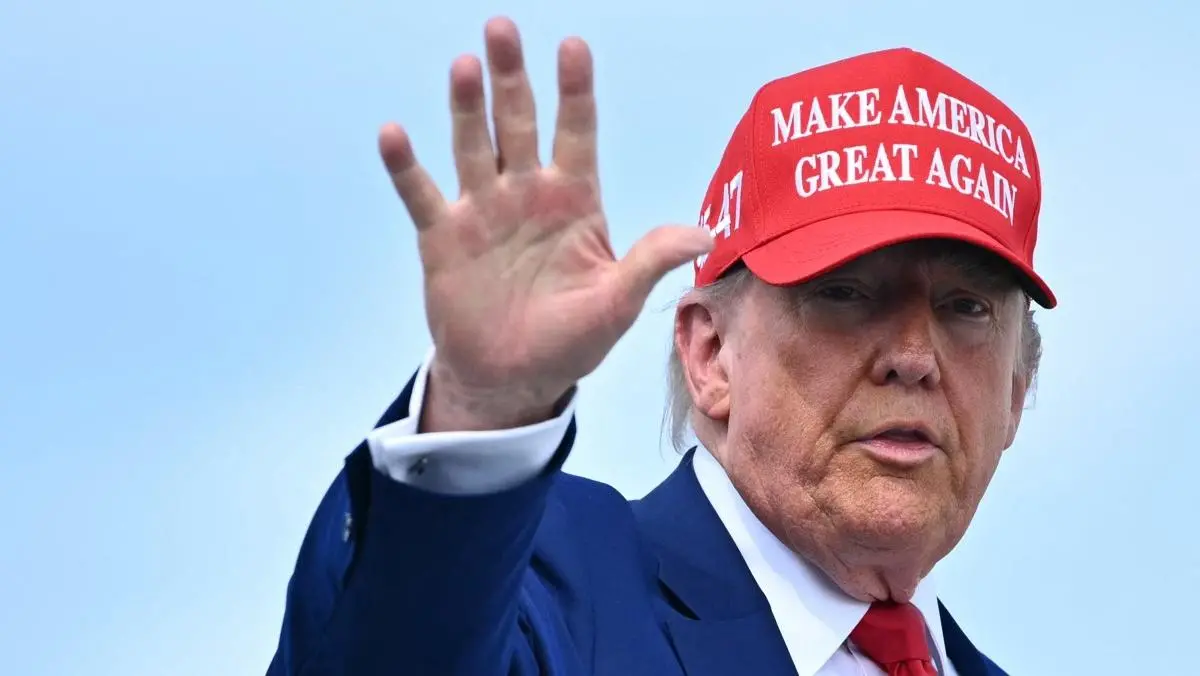 Donald Trumo com boné vermelho, escrito Make America Great Again