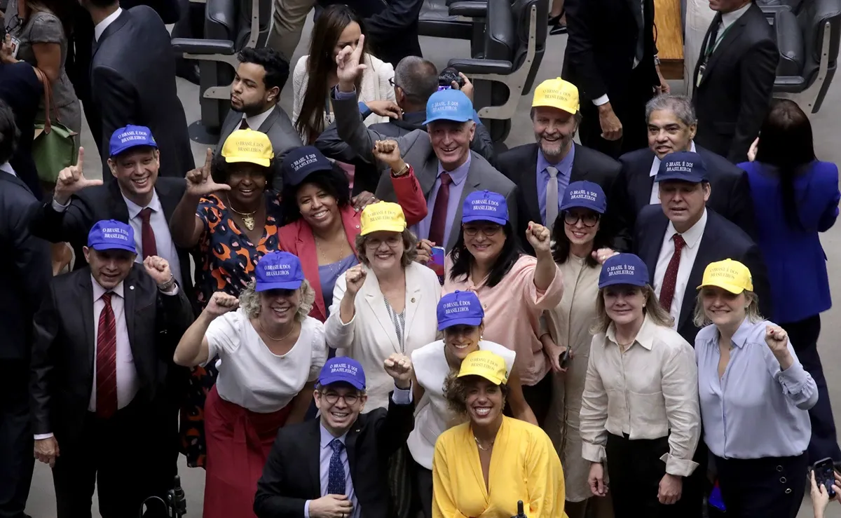 Deputados com bonés na abertura dos trabalhos legislativos de 2025