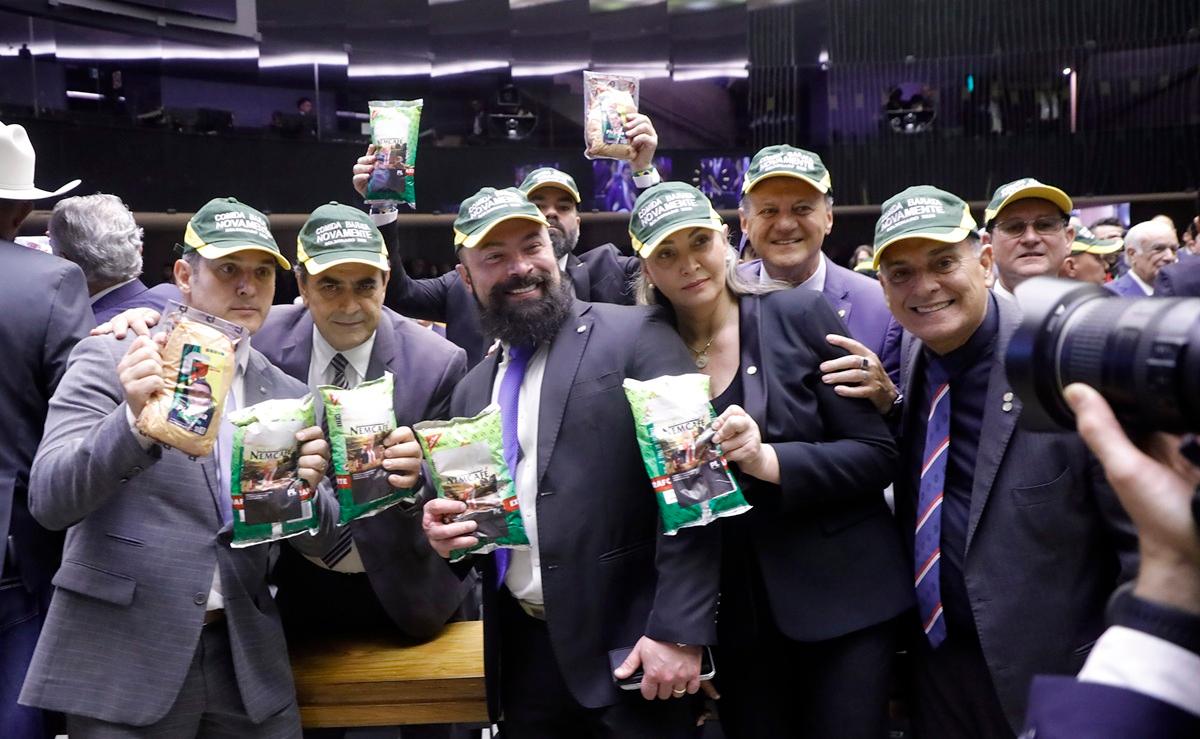 deputados em protesto com boné contra governo lula