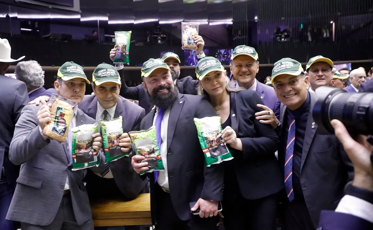 deputados em protesto com boné contra governo lula