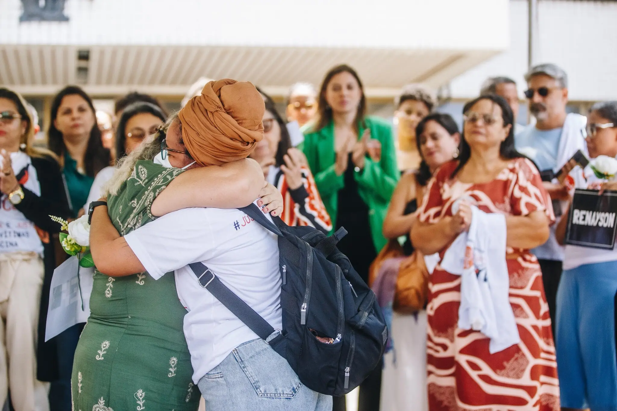 Mulheres se abraçam em vigília durante espera pelo resultado do quarto Juri do Curió