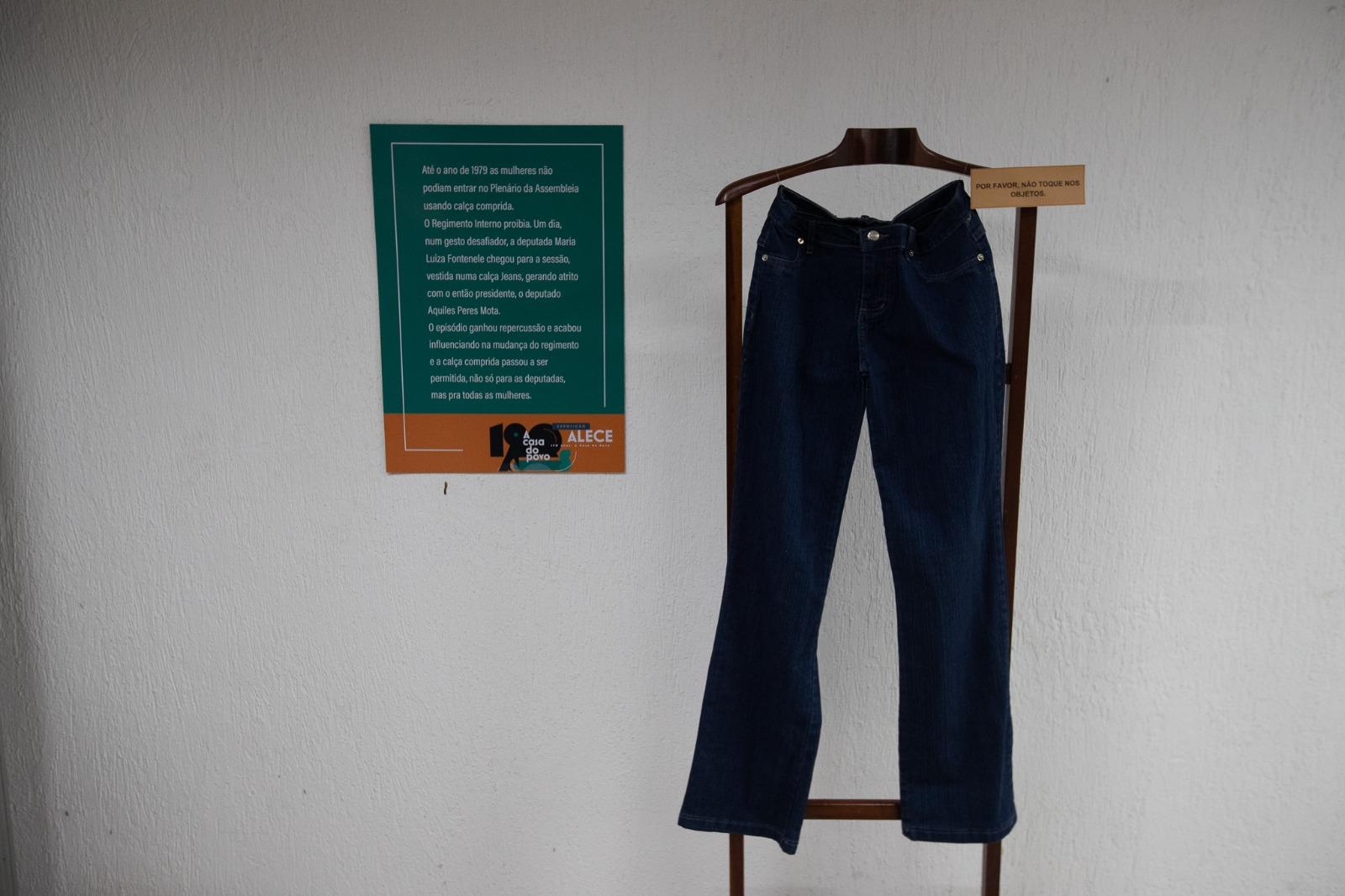 Calça comprida da Maria Luiza Fontenele é um dos destaques da exposição de 190 anos da Alece